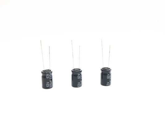 ISO9001 10X17mm रेडियल लीड इलेक्ट्रोलाइटिक कैपेसिटर 220UF 63V