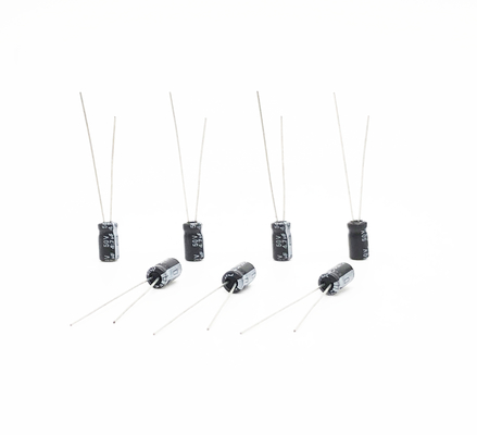 2000 घंटे लोड लाइफ रेडियल लीड टाइप कैपेसिटर 4.7UF 50V 5x11mm