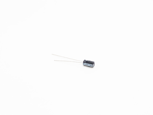 2000 घंटे लोड लाइफ रेडियल लीड टाइप कैपेसिटर 4.7UF 50V 5x11mm