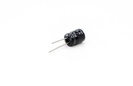 ब्लैक वाइड तापमान 5x7mm लघु संधारित्र 25v 47uf